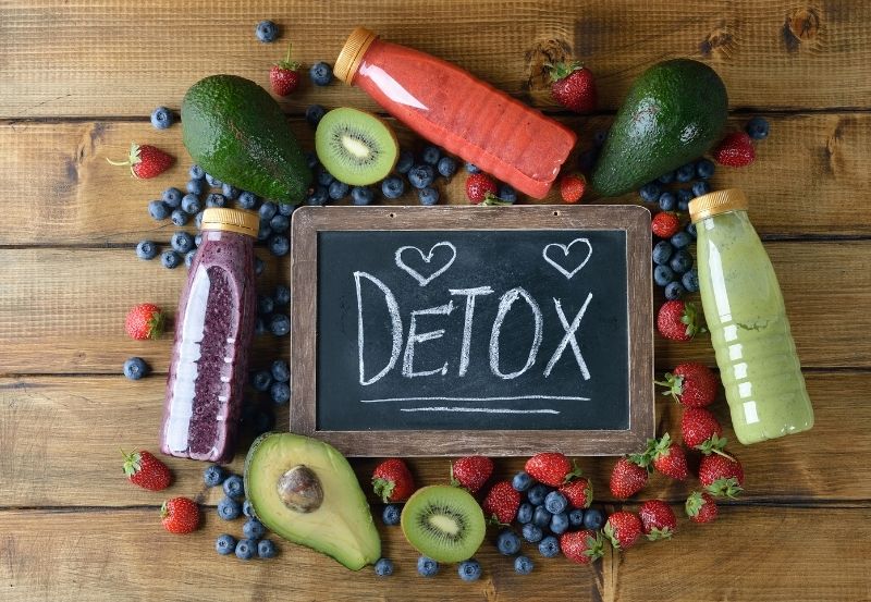come disintossicarsi dopo le feste con foto di lavagna con scritta detox