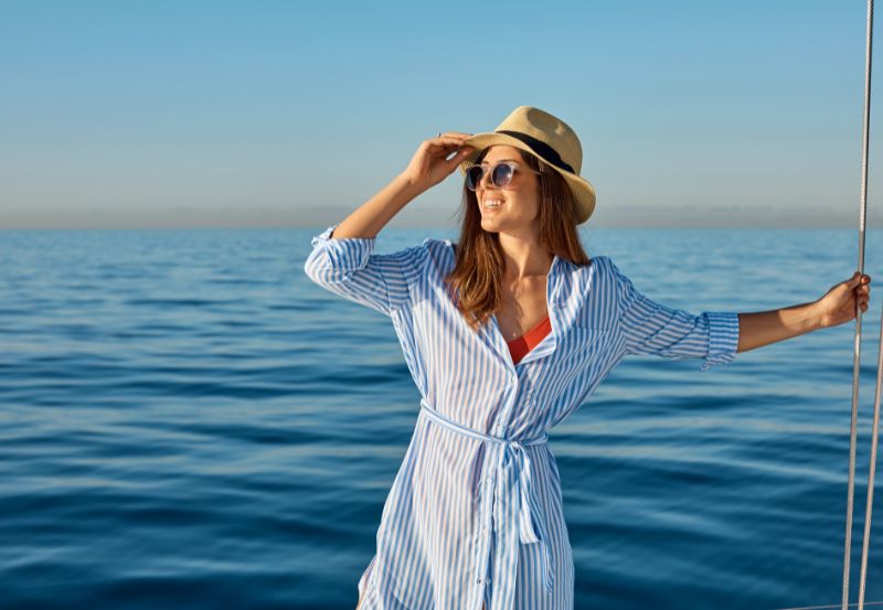 prodotti must have per la pelle estate 2022 - foto di una ragazza al mare